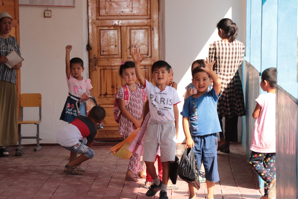 Дети в школе в Баткенской области 